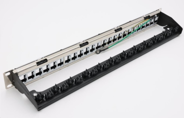 19" modulární stíněný patch panel XtendLan 24port, 4x demontovatelný modul, černý