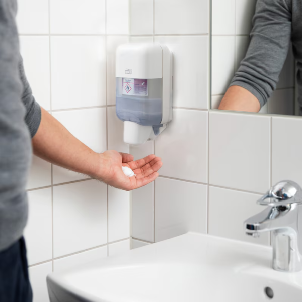 Tork S5 mini zásobník na mýdla a dezinfekční prostředky, bílý